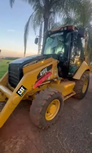 Retroescavadeira Caterpillar 416E 4x4 cabinada 