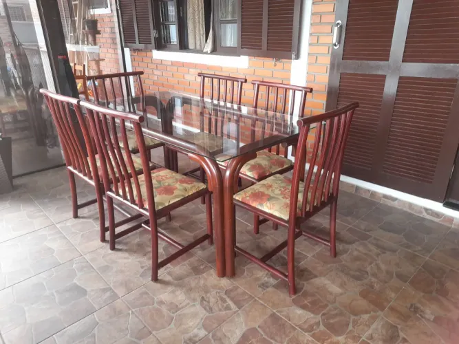 Mesa de jantar de vidro com 6 cadeiras