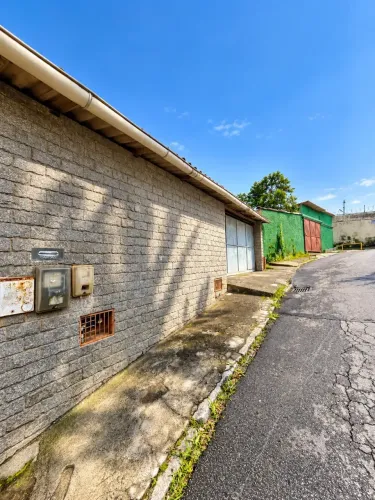 Prédio à venda com 4 unidades residenciais, 220m², em Chácara Flora, Petrópolis/RJ