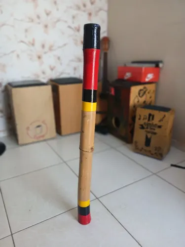 Pau de chuva instrumento musical de percussão
