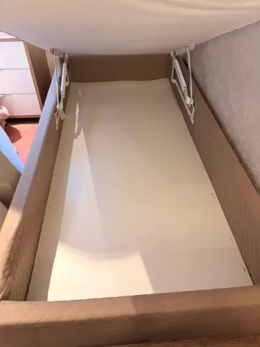 Cama com colchão e baú