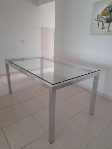 Mesa com tampo de vidro e base em alumínio 