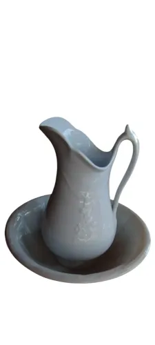 Gomil Com Jarra e Bacia em Porcelana Inglesa Com Relevo Floral Branco Antigo Século XX XlX