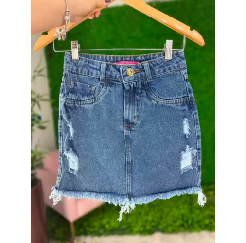 Saia jeans com barra desfiada