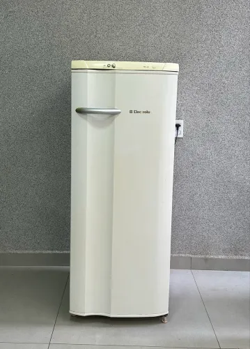 Geladeira Electrolux RE28 degelo automático está Super Conservada