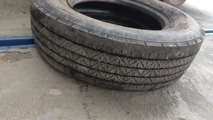 Vendo pneus 215/75/17.5 usados com 70 % borracha