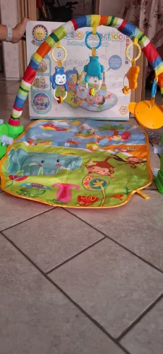 Tapete de atividades de bebê 
