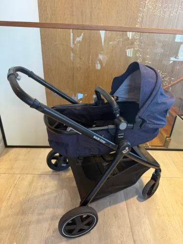 Carrinho de bebê e bebê conforto