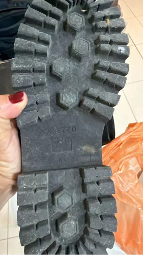 Bota Arezzo tratorada 