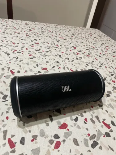 JBL Flip 4 pouco usada + Estojo JBL com marcas de uso + Carregador original