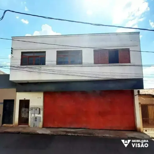 CASA À VENDA 05 QUARTOS, 01 SUÍTE E GALPÃO NO BAIRRO CENTRO