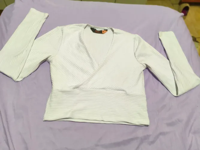 cropped branco decotado manga longa, tam m