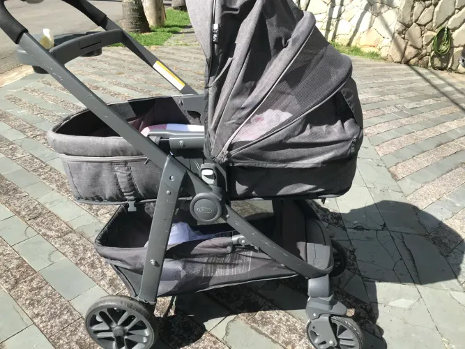 Carrinho de bebê com Moisés