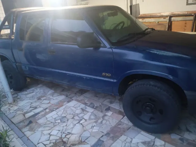 Vendo S10  troco por carro do meu interesse 