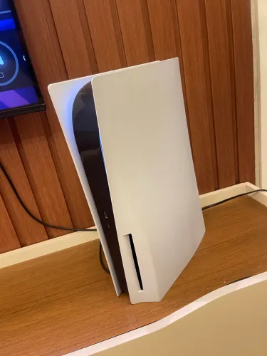 PlayStation 5 slim com leitor de disco, 1 TB, um controle, e acompanhado com um jogo