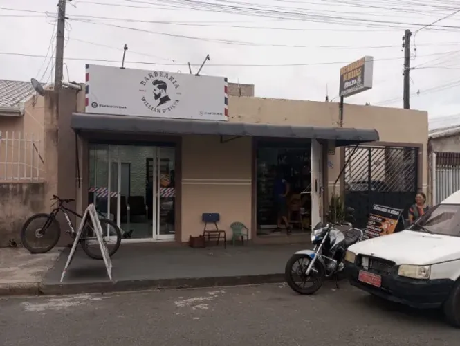 Casa com duas portas comerciais no Ganchinho