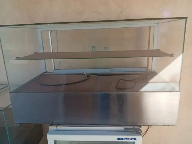Estufas para salgados quente e fria de vidro.