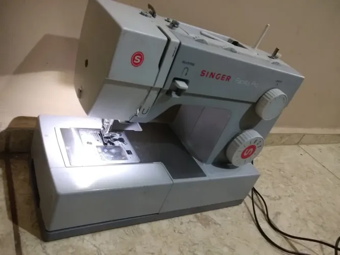 Máquina Singer Facilita Pró usada leia o anúncio! 