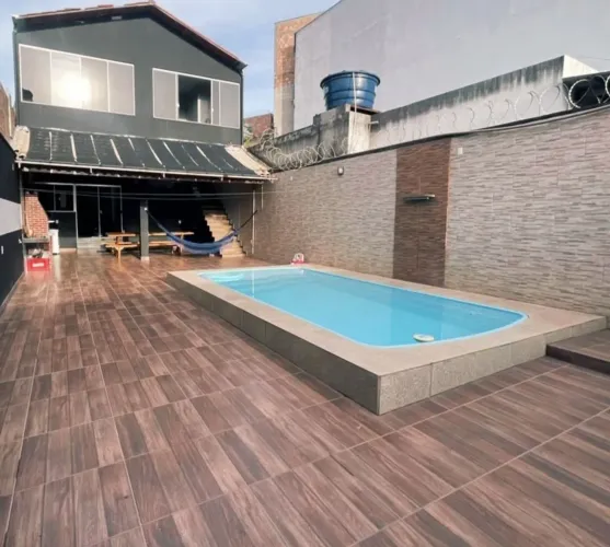 Vende casa de 2 andares com picina dentro de nova serrana MG 