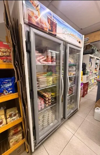 Refrigerador bebidas e frios.
