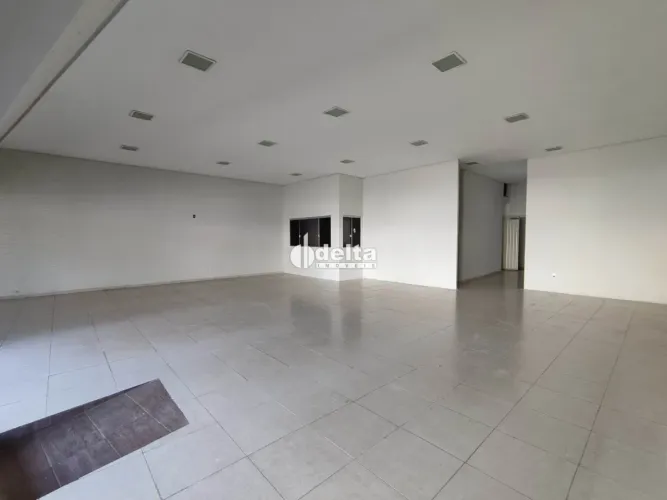 Loja disponível para locação no bairro Nossa Senhora Aparecida em Uberlândia-MG.
