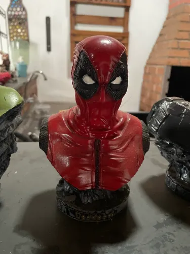 Vendo bustos de heróis da marvel