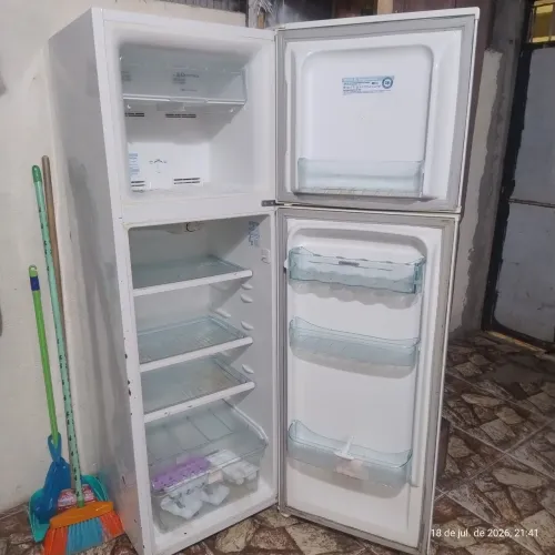 vendo geladeira Electrolux frost free 260L