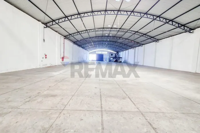 Galpão Com AVCB, área de 1200m2, pé direito 8,5m, portão 5x5m para locação no Distrito Ind