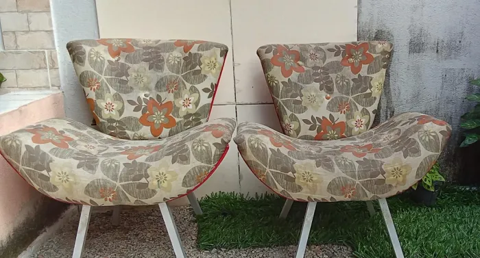 VENDE SE DOIS (SOFAS) PELO PREÇO DE UM, USADO MAIS EM BOAS CONDIÇÕES
