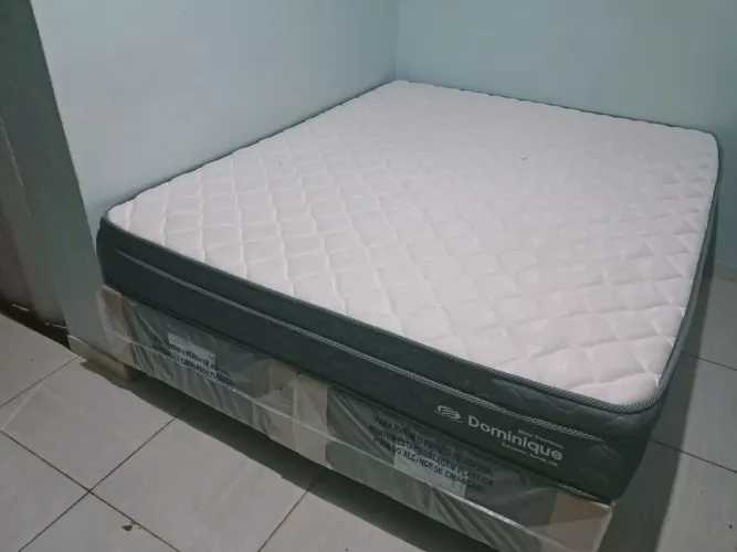 Cama Queen size luxo semi nova