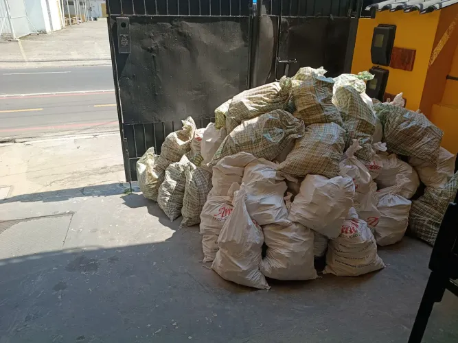 DOA-SE ENTULHO DE CONTRA PISO, EM FRENTE A AMOEDO NITERÓI