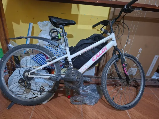 Vendo a bicicleta por motivos de que ninguém usa. Não faço entrega. Pneu da frente furado.