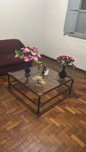Mesa com tampa de vidro
