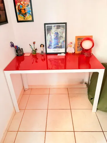 Escrivaninha vermelha com cadeira
