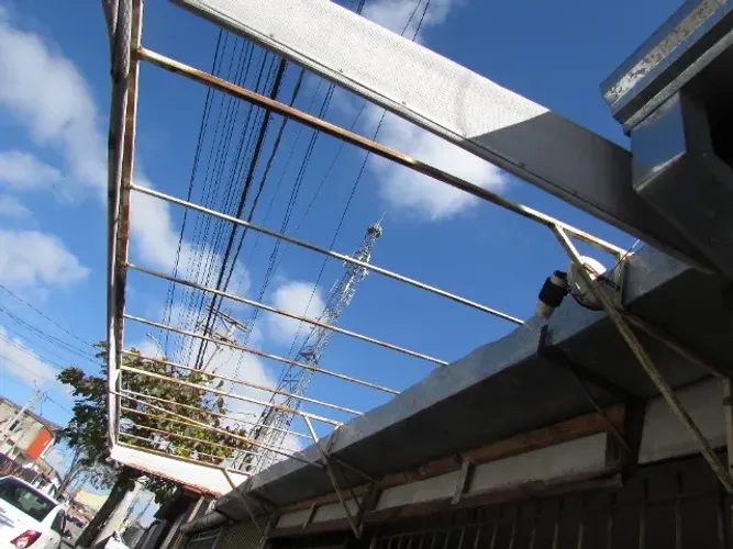 Estrutura de Toldo medindo 4 mts por 1,25mts