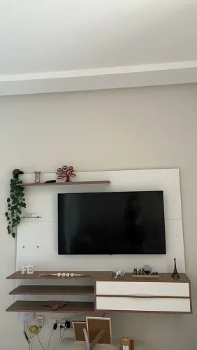 Vendo painel para TV Multimóveis, modelo MP1064, cor Branco/Rustic.