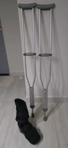 Par de muletas em alumínio e bota ortopédica, usa esquerda e direita!  Em estado de nova!