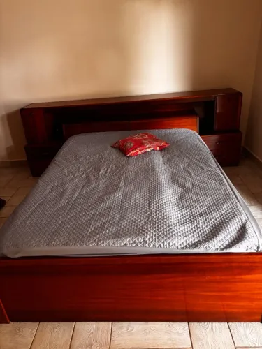 Cama com cabeceira e bau de madeira