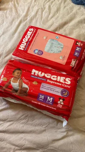 DOIS PACOTES DE FRALDA HUGGIES SUPREME CARE FRALDA ROUPINHA 