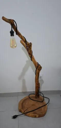 Luminária em madeira