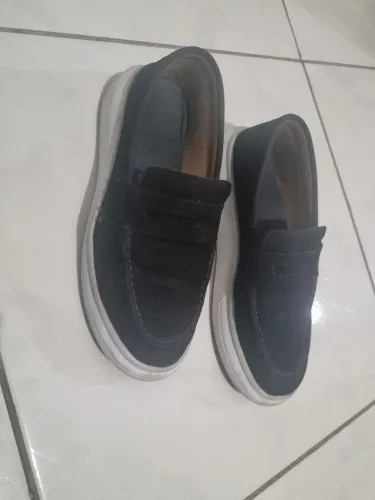 Slip on de camurça preto com solado branco. Tamanho 38