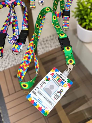 Crachá para Autista mais cordão, presilha, e arte feita da sua escolha