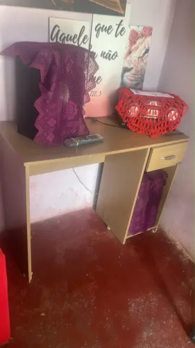 Vende-se escrivaninha usada em bom estado
