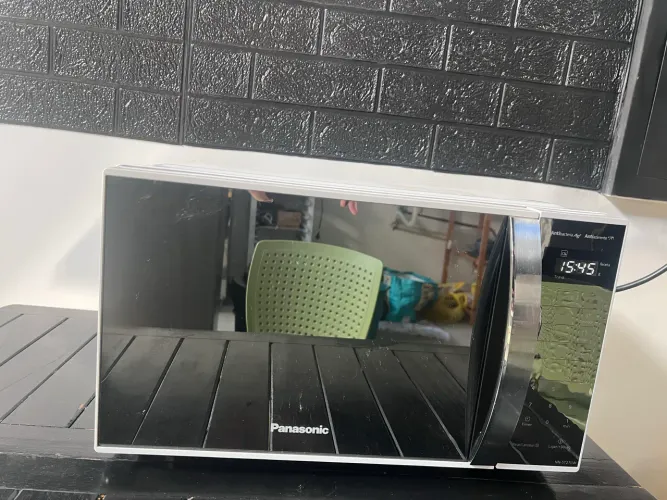 Microondas Panasonic branco espelhado