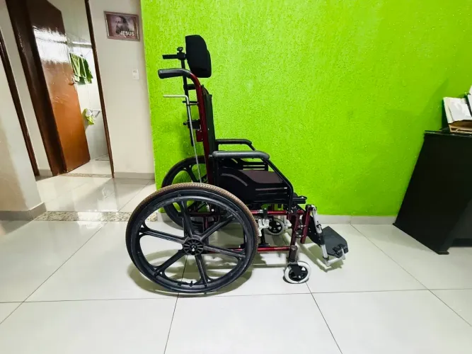 Cadeira de rodas adulto semi nova