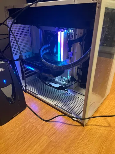 Ryzen 7 9800x3D 4060ti 16tb x870 aorus elite 32gb RAM 6400mhz Cl32 SSD samsung 1tb 980