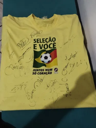 Colecionável Camisa autografada relíquia da copa eliminatórias 2001