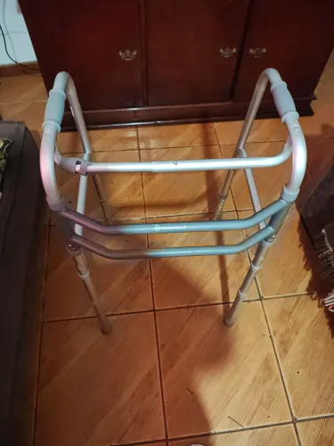 Andador Marca Dellamed- usado apenas pouquíssimas vezes, aceito proposta.