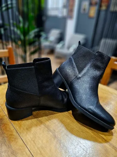 bota chelsea da marca luz da lua, modelo novo, em couro. tamanho 38