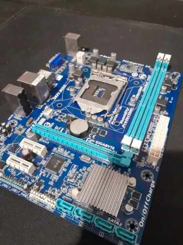 Placa mae gigabyte ga-h61m-s1 com defeito